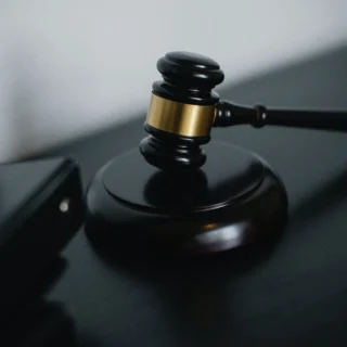 Corte Costituzionale: se il reato connesso diventa procedibile a querela, anche gli atti persecutori tornano procedibili a querela